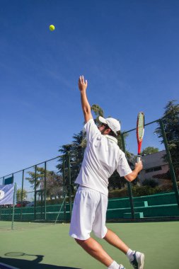 Profesyonel tenis oyuncusu tekme Tenis tenis kortunda yapıyor. 