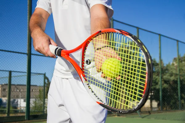 Gürültü ve bir tenis topu fotoğrafı kadar kapatın. Her ikisi de profesyonel tenis oyuncusu elleriyle tarafından düzenlenmektedir.