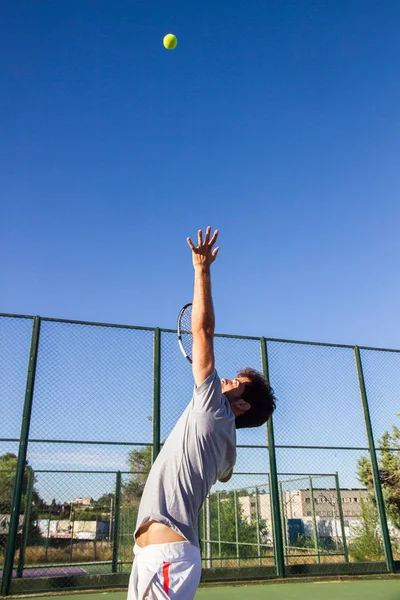 Giocatore di tennis professionista sta facendo un calcio tennis su un campo da tennis . — Foto Stock