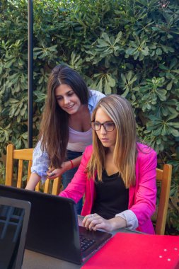 Genç güzel girişimciler ile bir dizüstü bilgisayar çalışma.