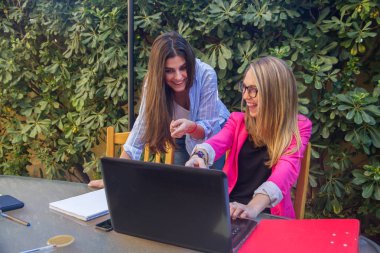 Genç güzel girişimciler ile bir dizüstü bilgisayar çalışma.