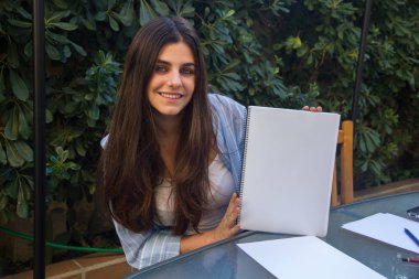 Çok girişimci kız nerede bir metin, bir anahat veya görüntü içine alabilirsiniz elleri boş bir defter tutan mavi gözleri ile beyaz.
