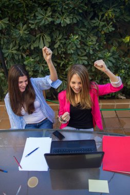 Grup iki genç kız euphoric girişimcilerin kendi şirketindeki elde edilen sonuçlar için.