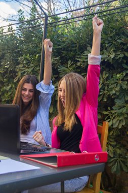 Grup iki genç kız euphoric girişimcilerin kendi şirketindeki elde edilen sonuçlar için.