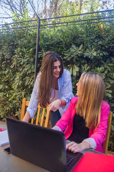 Jóvenes empresarios hermosos que trabajan con un ordenador portátil . —  Fotos de Stock