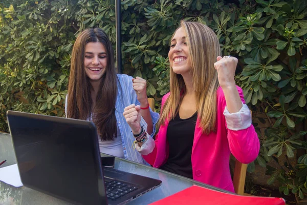 Két fiatal lányok eufórikus vállalkozók a vállalat eredményének csoportja. — Stock Fotó