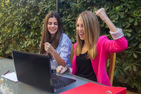 Groupe de deux jeunes filles entrepreneurs euphoriques pour les résultats obtenus dans leur entreprise . — Photo