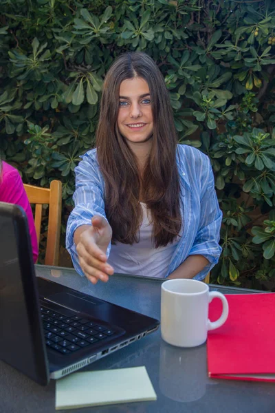 Joven chica emprendedora extendiendo su mano para saludar antes de comenzar la entrevista de trabajo . —  Fotos de Stock