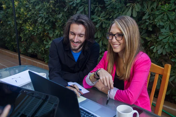 Unga företagare arbetar med laptop på terrassen i deras hus. — Stockfoto