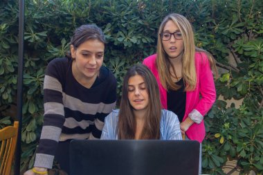 Genç Girişimciler ile bir dizüstü bilgisayar çalışma. Onların şirket oluşturan üç güzel beyaz kız olduklarını. 