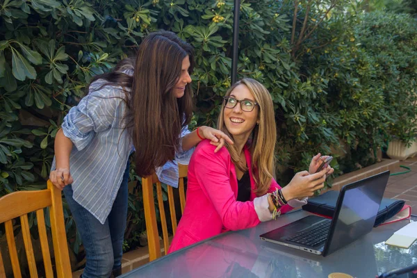 Jeunes entrepreneurs travaillant avec un ordinateur portable. Ce sont deux belles filles caucasiennes qui créent leur entreprise . — Photo