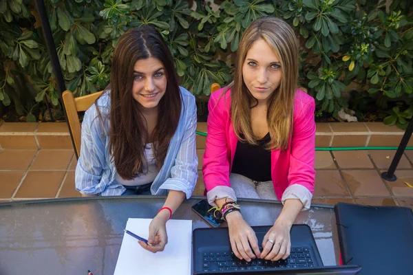 Jeunes entrepreneurs travaillant avec un ordinateur portable. Ce sont deux belles filles caucasiennes qui créent leur entreprise . — Photo