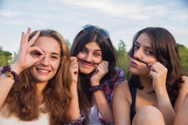 Kız parkta aptal yaparken zevk. Şakalar ve tatil keyfini palyaçoluk yapıyoruz.  