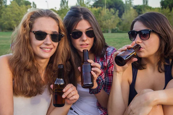 Kız parkta zevk. Bir parkta bira içmek keyfi yerinde tatil kutlama arkadaş oldular. Mutlular..  