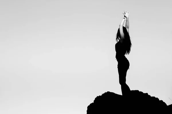 Silhouette of a girl on top of a mountain. — Stock Photo, Image