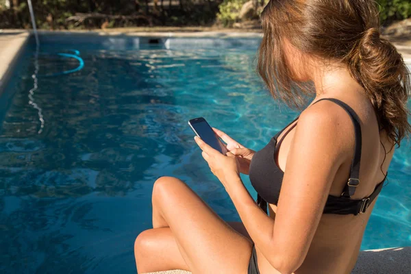 Kadın ile havuz başı, smartphone 
