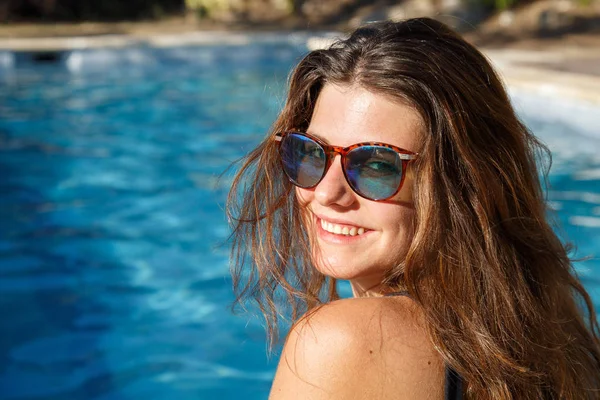 Mujer joven posando en gafas de sol — Foto de Stock