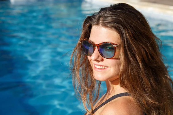 Mujer joven posando en gafas de sol — Foto de Stock