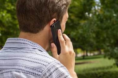 Anonim adam konuşmak telefon Park