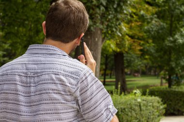 Anonim adam konuşmak telefon Park