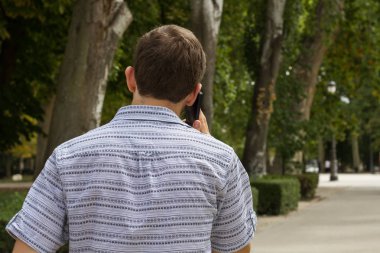 Anonim adam konuşmak telefon Park