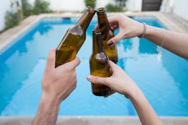 Eller bazı arkadaşların havuzu bira şişeleri ile kızartma 
