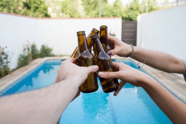 Eller bazı arkadaşların havuzu bira şişeleri ile kızartma 