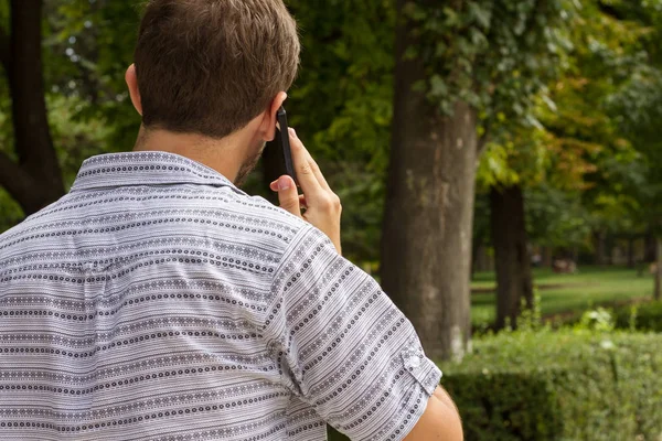 Anonim adam konuşmak telefon Park