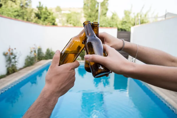 Eller bazı arkadaşların havuzu bira şişeleri ile kızartma 
