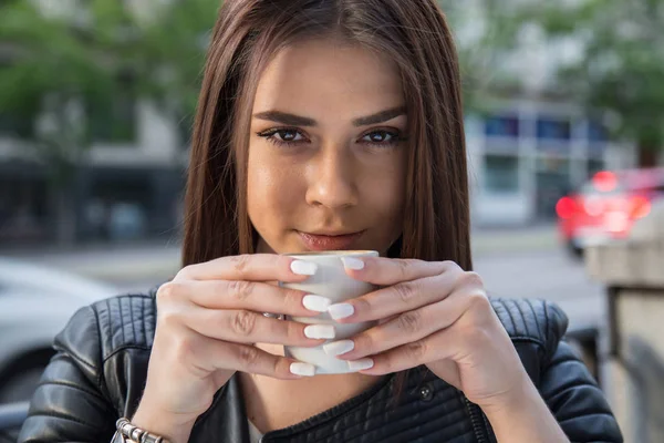 Donna che prende un caffè in terrazza — Foto Stock