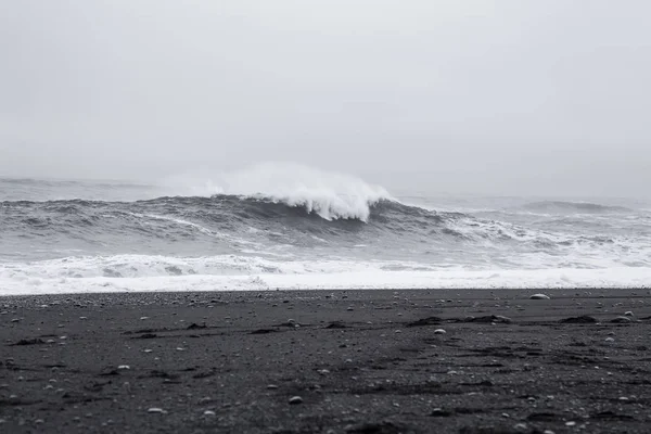 Fale w czarnej, piaszczystej plaży w Islandii — Zdjęcie stockowe