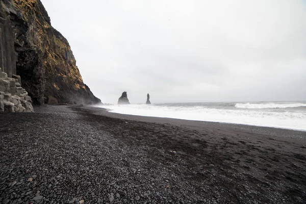 Όμορφη ηφαιστειακή μαύρη αμμουδιά στην Ισλανδία — Φωτογραφία Αρχείου