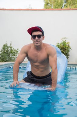 Güçlü delikanlı bir hava yatakta Havuzu. 