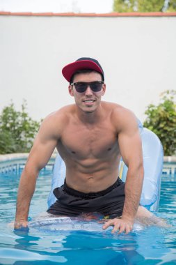 Güçlü delikanlı bir hava yatakta Havuzu. 