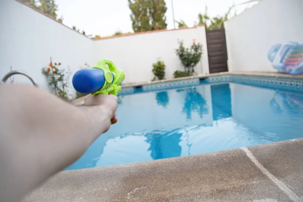 Personne anonyme avec pistolet à eau — Photo