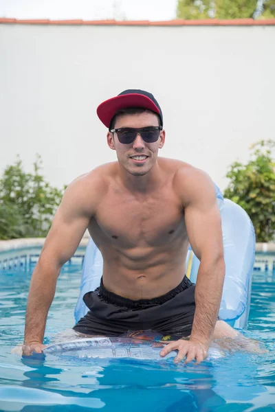 Güçlü delikanlı bir hava yatakta Havuzu. 