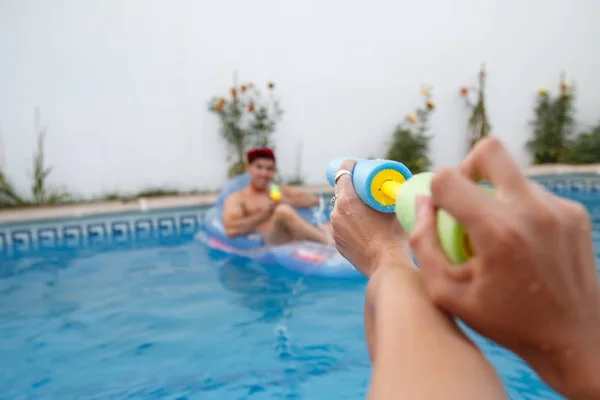 Les gens qui jouent dans la piscine — Photo