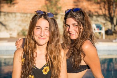 Genç kız mutlu havuzda poz 