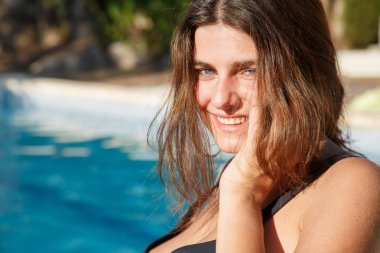 Havuzu Evet mavi gözlü genç esmer.