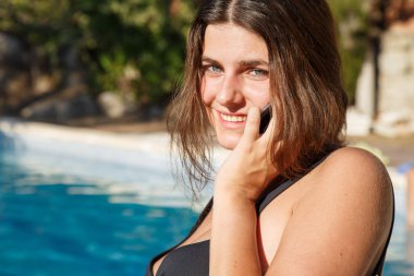 Havuzu Evet mavi gözlü genç esmer.