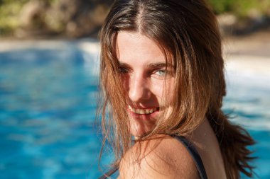 gülümseyen kadın havuzda 