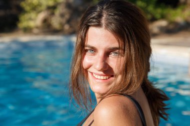 gülümseyen kadın havuzda 