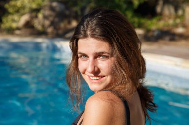 gülümseyen kadın havuzda 