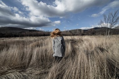 Kurutulmuş dağlar alanında poz kadın 