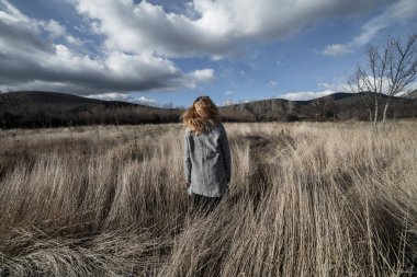 Kurutulmuş dağlar alanında poz kadın 