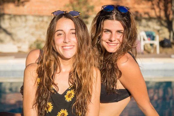 Genç kız mutlu havuzda poz 