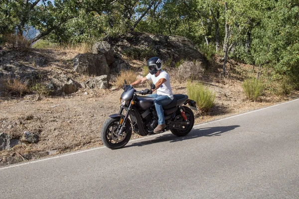 Adam dağlarda yolda bir motosiklet sürme