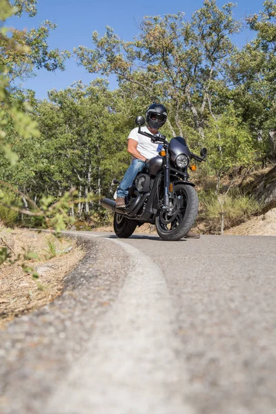 Homem na motocicleta personalizada — Fotografia de Stock