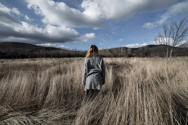 Woman posing in dried mountains field — Stock Photo, Image