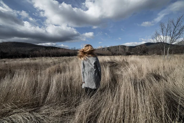 Woman posing in dried mountains field — Stock Photo, Image